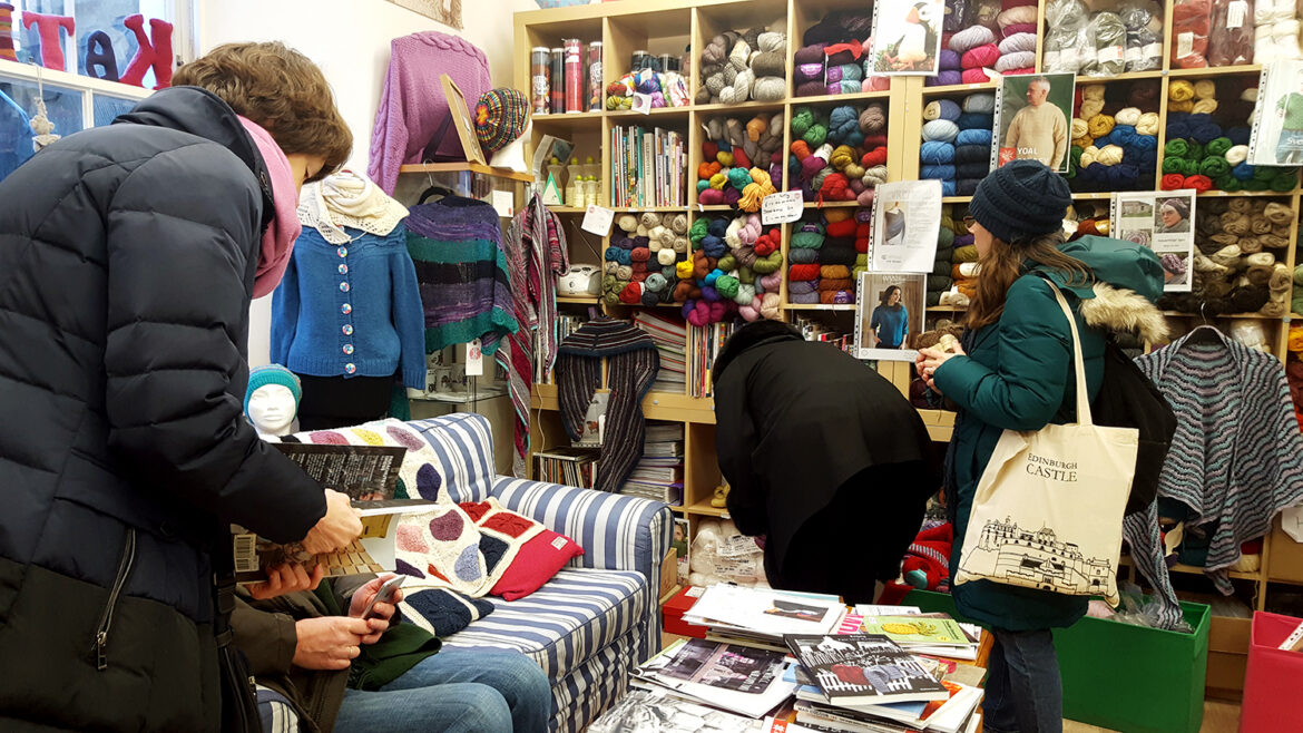 Les laines et livres de tricot à l'intérieur du magasin de laine et tricot d'Edimbourg en Ecosse Kathy's Knits.