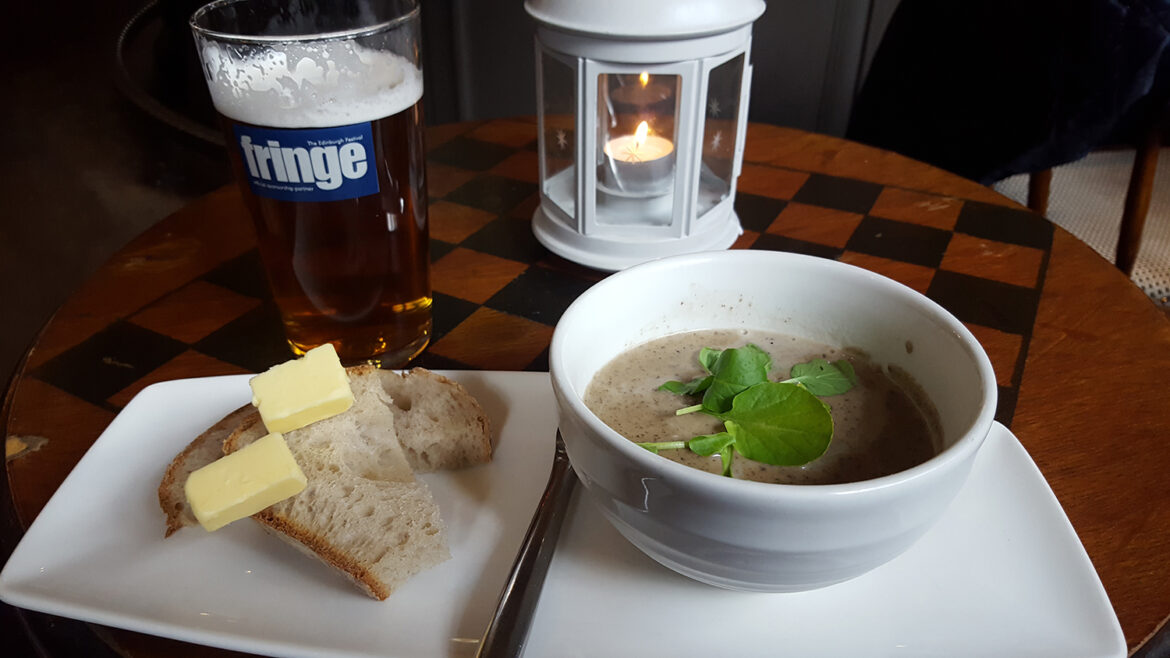 Le repas pris en tricotant au pub Sheep Heid Inn de Duddington à côté d'Edimbourg en Ecosse : bière, pain beurre et soupe de champignons !