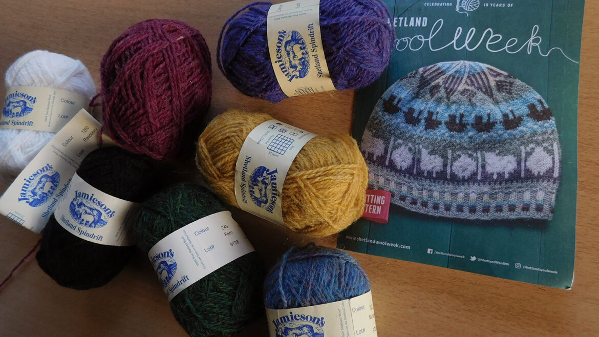 Le modèle du bonnet Roadside beanie de la Shetland Wool Week 2019 avec les différentes couleurs de laine Shetland Spindrift de Jamieson's of Shetland choisies pour le tricoter.