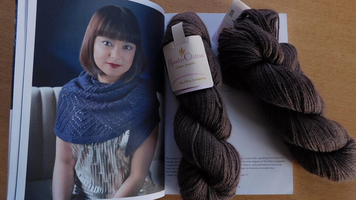Le modèle de châle Deco City d'Amy Van de Laar dans le magazine Pompom quaterly hiver 2015 et la laine Road to China de The Fibre Company qui va servir à le tricoter.