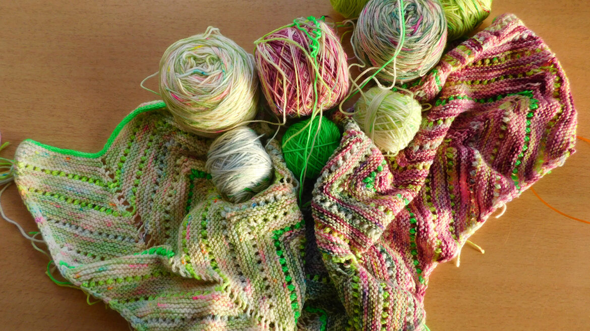 Laine multicolore HKNT et début de châle Speckle and Pop de Stephen West en cours de tricot.