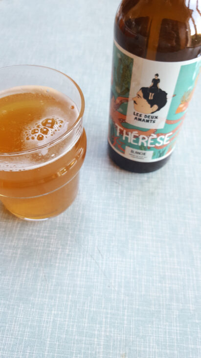 La bière au concombre Thérèse de la Brasserie des Deux Amants servie dans un verre.