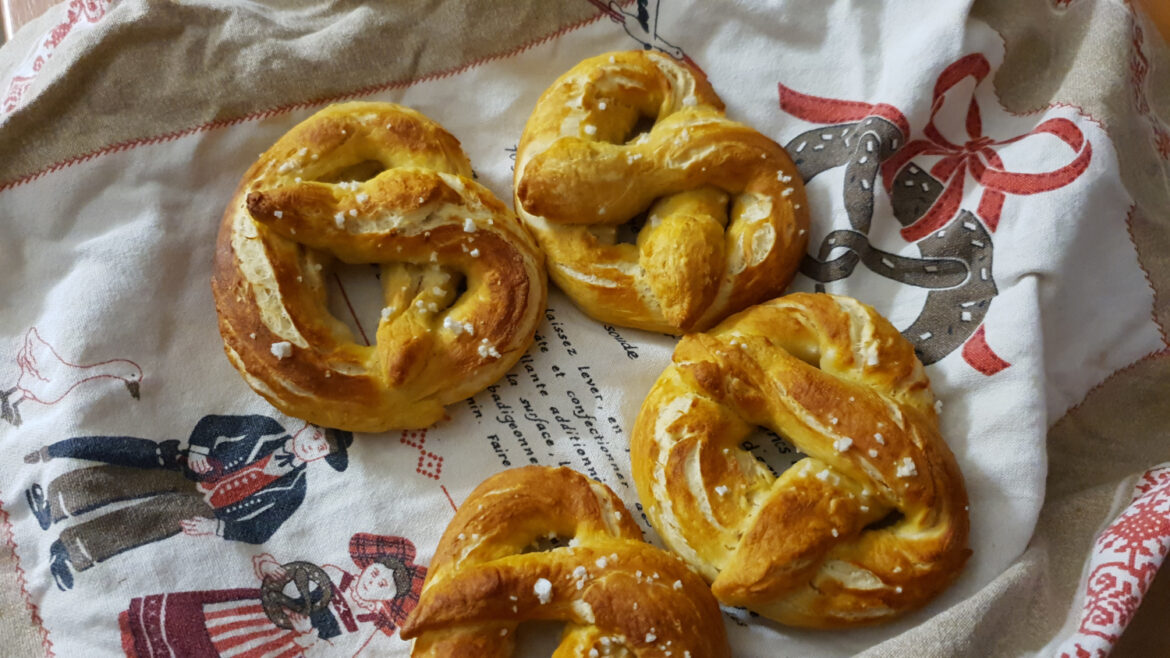 Des bretzels faits maison posés sur un joli torchon aux motifs alsaciens !