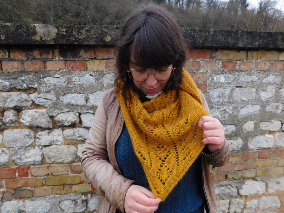 Le châle triangulaire Rue de Grenelle de La Droguerie avec sa dentelle tricotée