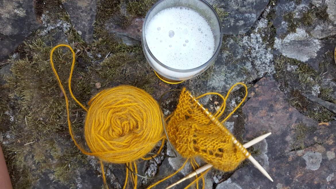 Le tout début du tricot du châle Rue de Grenelle avec les laines Alpaga (100% alpaga) t Plumette (mélange de mohair et polyamide) de La Droguerie à côté d'une bière