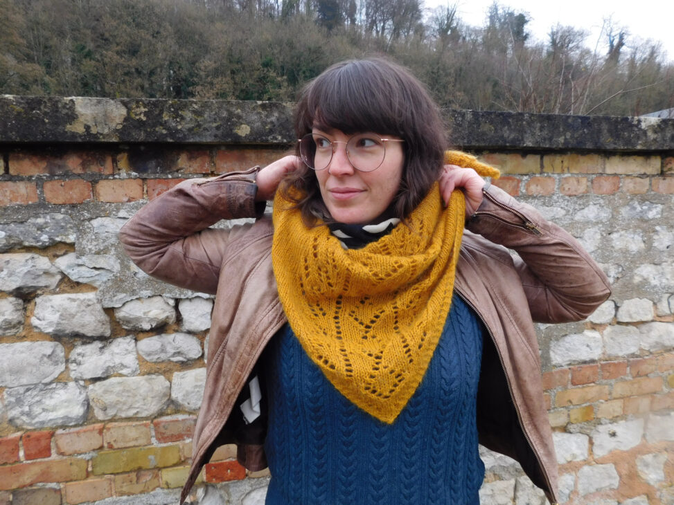 Le châle triangulaire Rue de Grenelle de La Droguerie déplié