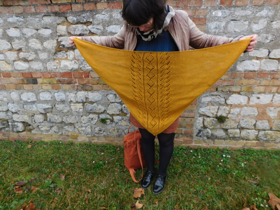 Le châle triangulaire Rue de Grenelle de La Droguerie déplié