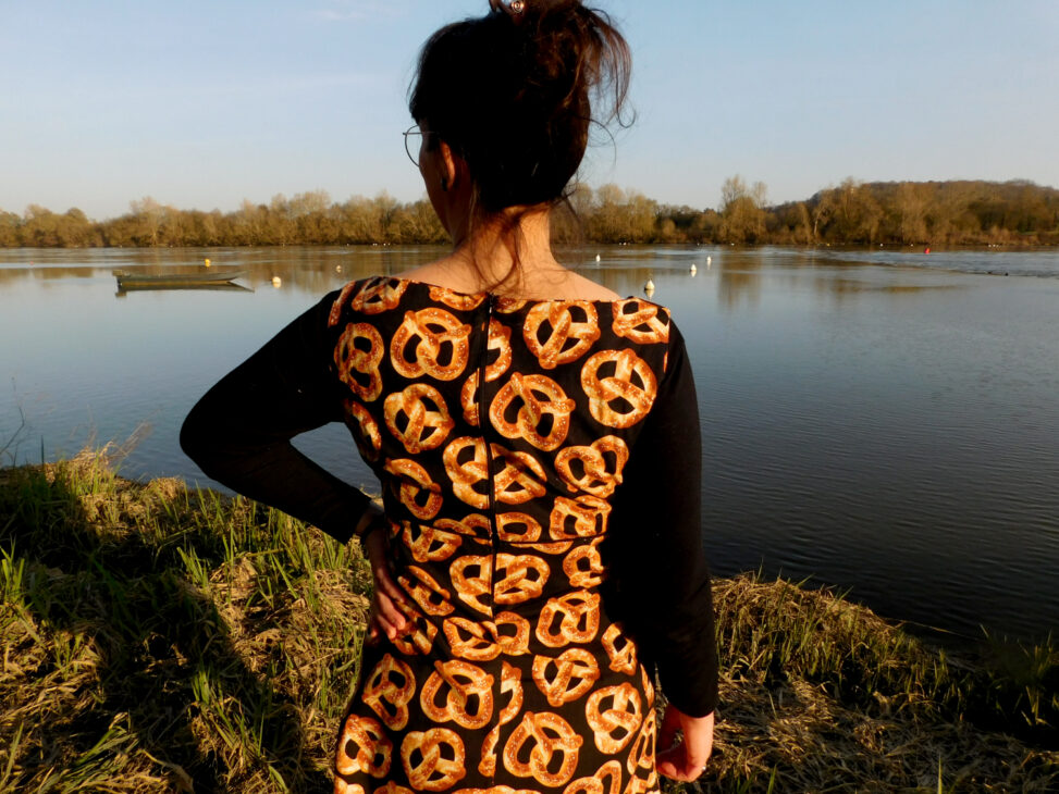 La robe trapèze Easy Chic de Modes et Travaux cousue dans un tissu bretzel vue de dos.