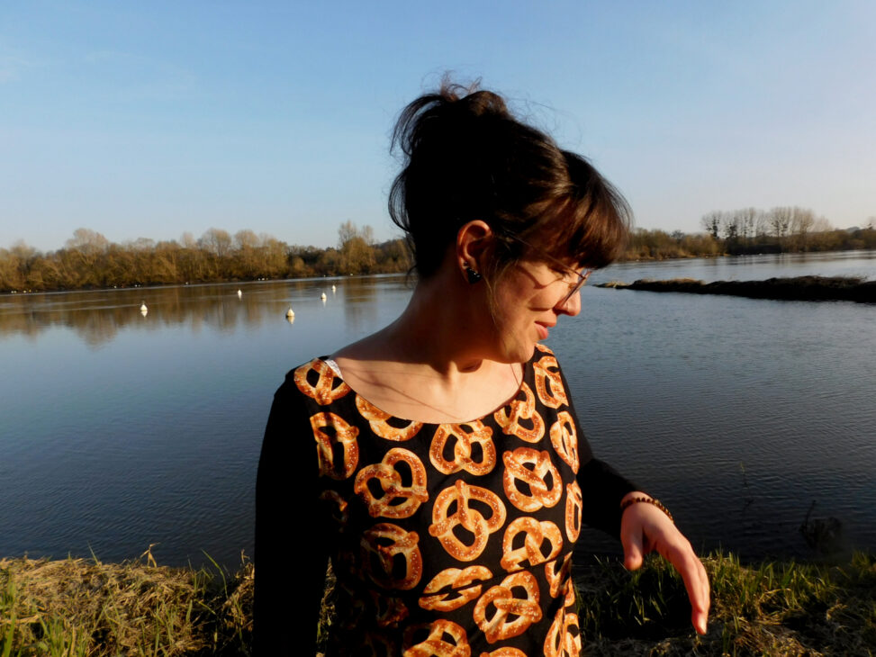 La robe trapèze Easy Chic de Modes et Travaux cousue dans un tissu bretzel vue de face.