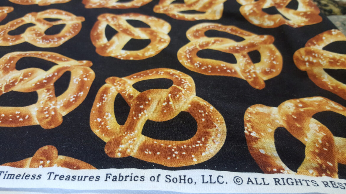 Le tissu bretzel en coton de la gamme Food par Timeless Treasure.