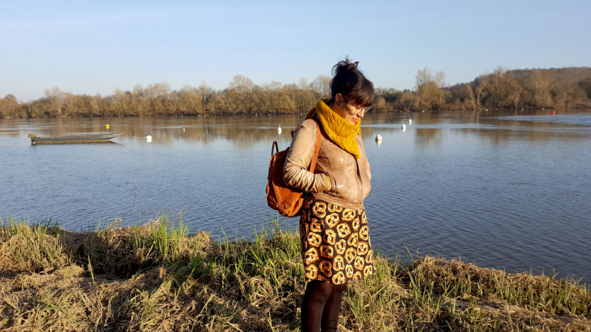Ma tenue faite maison : la robe Easy chic Modes et Travaux en tissu bretzel portée avec le tricot châle Rue de Grenelle de La Droguerie.