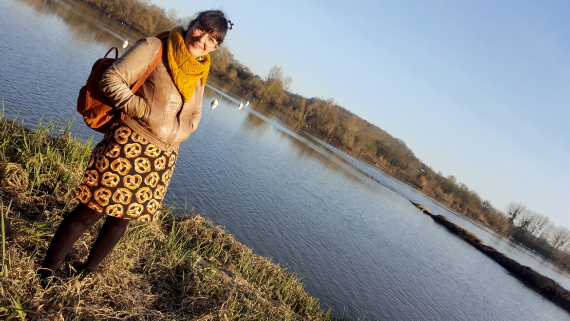 Ma tenue faite maison : la robe Easy chic Modes et Travaux en tissu bretzel portée avec le tricot châle Rue de Grenelle de La Droguerie.