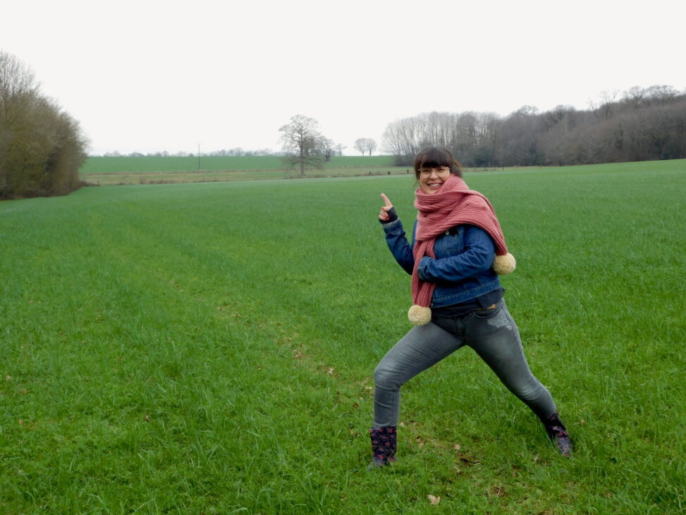 Ma grosse écharpe vieux rose avec ses énormes pompons crème tricotée main avec une torsade de côtes anglaises de côté.