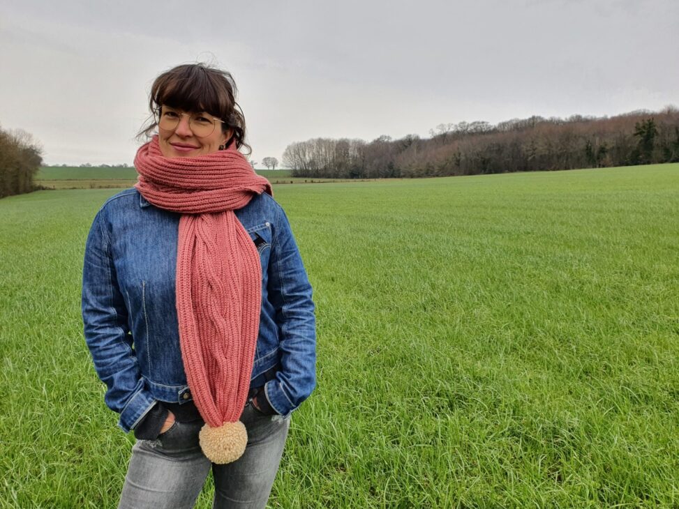Ma grosse écharpe vieux rose avec ses énormes pompons crème tricotée main avec une torsade de côtes anglaises de face.