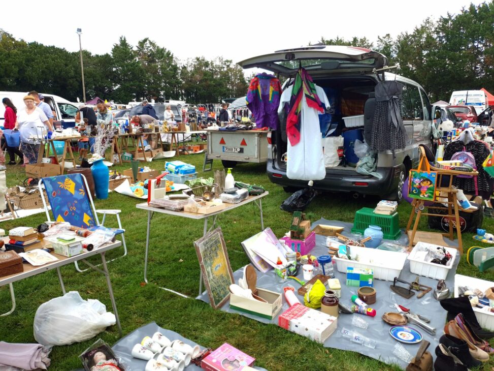 Vue large d'un vide-greniers