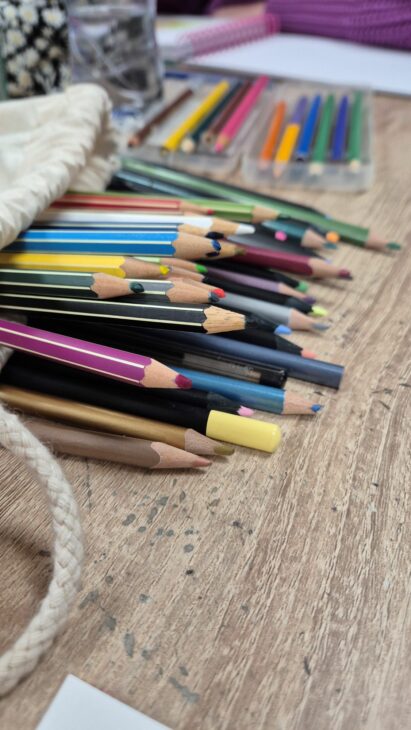 Une trousse avec des crayons de couleurs de toutes les couleurs et dans tous les sens.