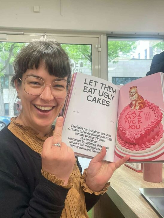 Moi avec une bien belle illustration d'un gâteau rose avec un chat dessus. Sur le gâteau il y a des marques de griffures et il est écrit "Cat says fuck you".