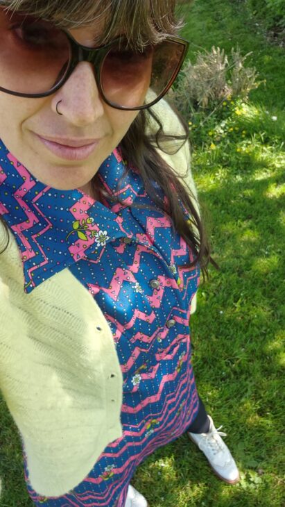 Moi avec ma plus belle tenue vintage : une robe à motif roses et bleus avec des fleurs et mes bottines blanches.