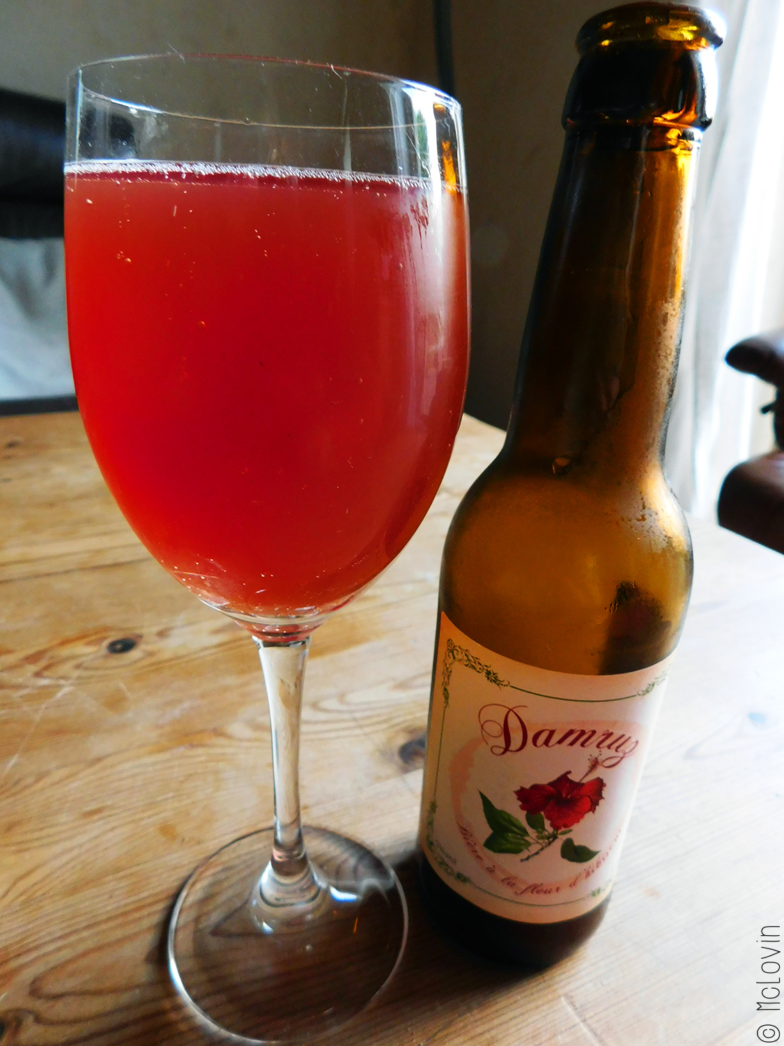 Bouteille et verre de Damruz la bière bretonne à l'hibiscus de la brasserie An Alarc'h