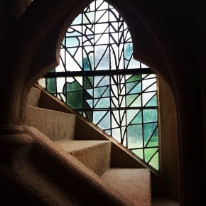 Photo Instagram de vitrail contemporain à l'intérieur de l'Abbaye Saint-Magloire de Léhon pour l'Instameet Dinan Léhon 2016