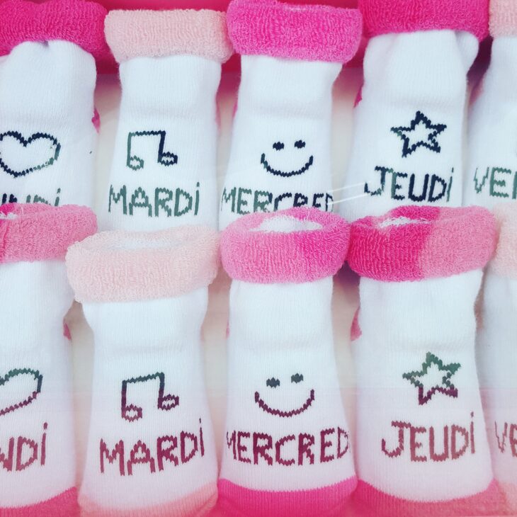 Photo Instagram de petites chaussettes rigolotes dans une vitrine du centre ville de Dinan lors de l'Instameet Dinan Léhon 2016