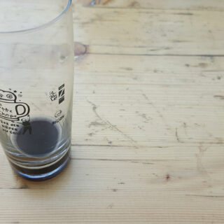 Les jolies chenilles rouges et jaunes