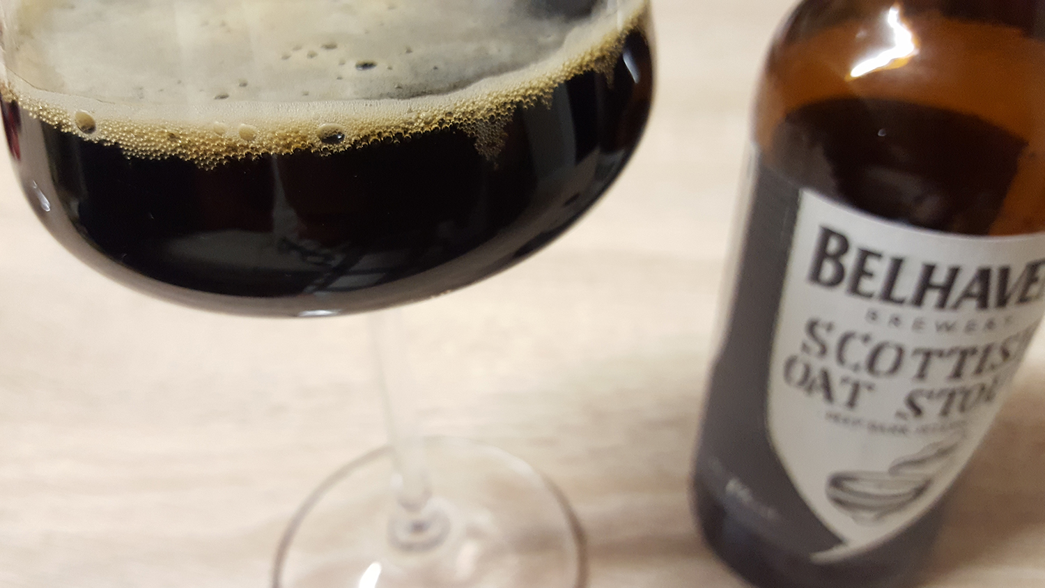 La bière brune Scottish Oat Stout de la brasserie Belhaven Brewery de Dunbar en Ecosse et sa bouteille.