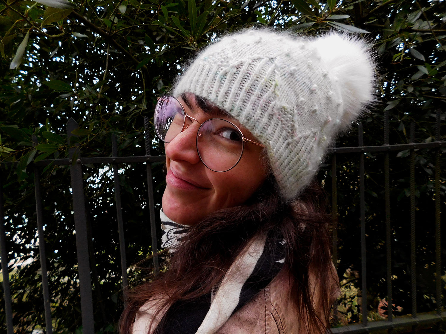 Le bonnet Kobuk de la créatrice Caitlin Hunter de Boyland Knitworks, tricoté à la main par McLovin qui le porte de face.
