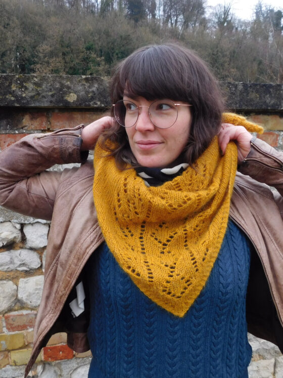 Tricot- Le triangle doux et jaune de La Droguerie